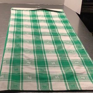 Green & white table runner